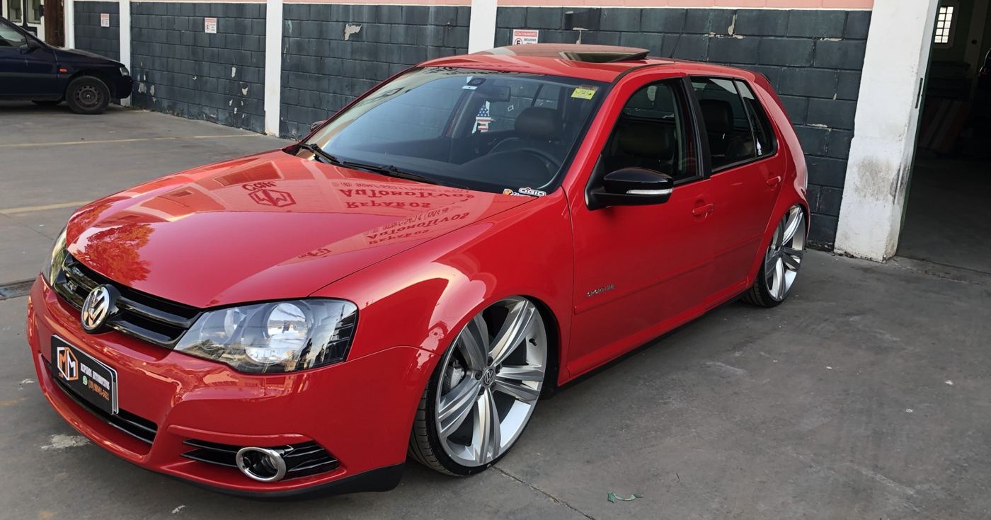 Golf vermelho finalizado em frente à MM Car